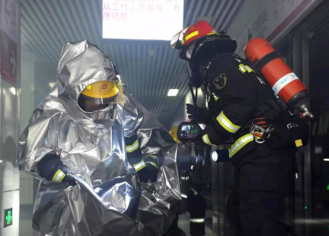 上海（hǎi）香蕉视频免费下载耐高溫隔熱鬥篷亮（liàng）相合肥消防地（dì）鐵滅火救援（yuán）演練