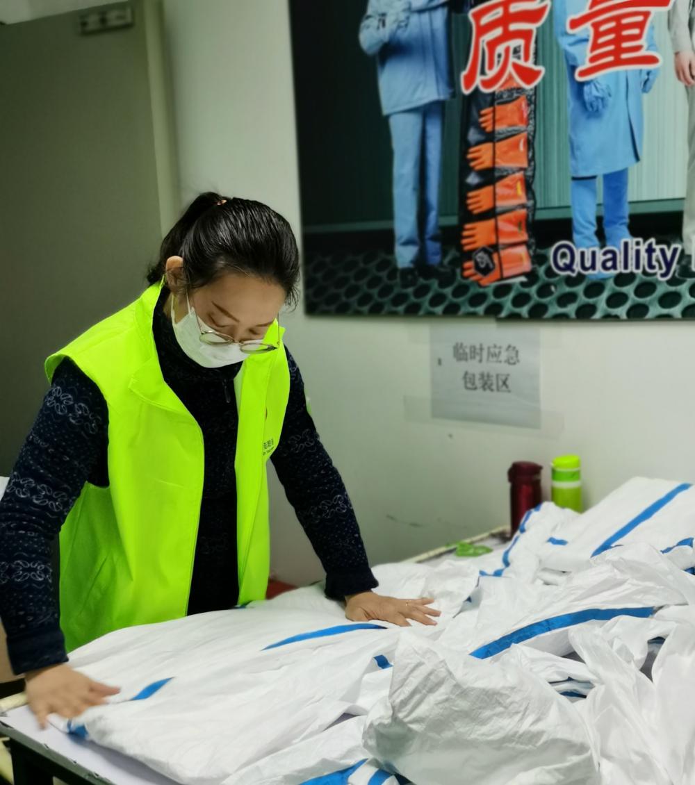 綠馬甲&ldquo;浦東青年誌願者&rdquo;，的一次（cì）晚班誌願服務