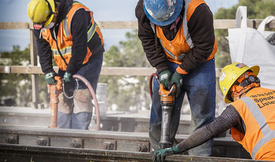 在施工場合裏，常用（yòng）的安全防護用品有哪些？