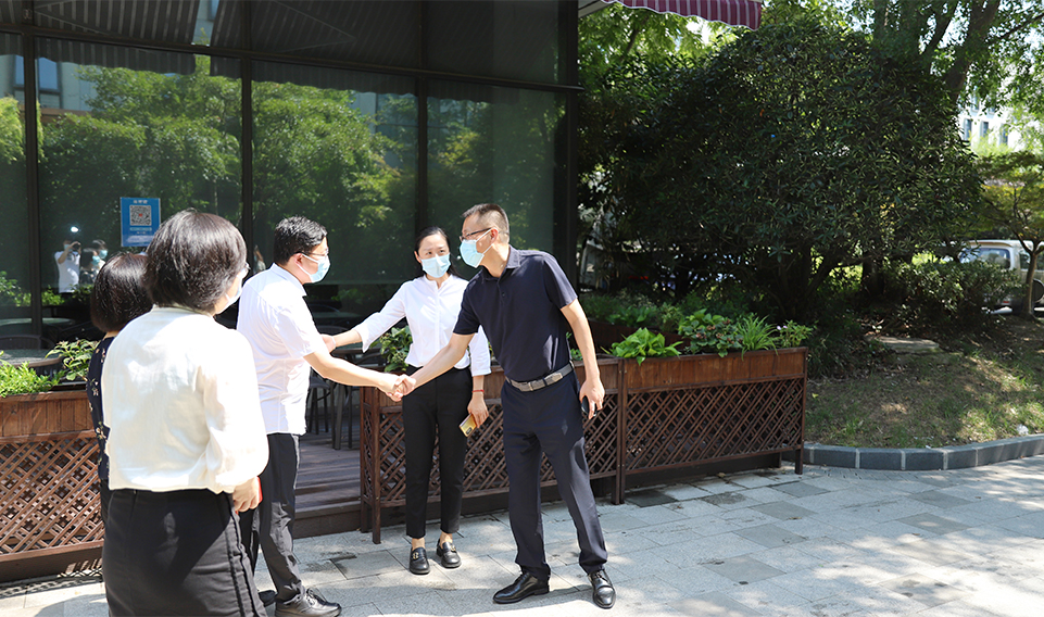 周浦鎮領（lǐng）導上海香蕉视频免费下载慰問行