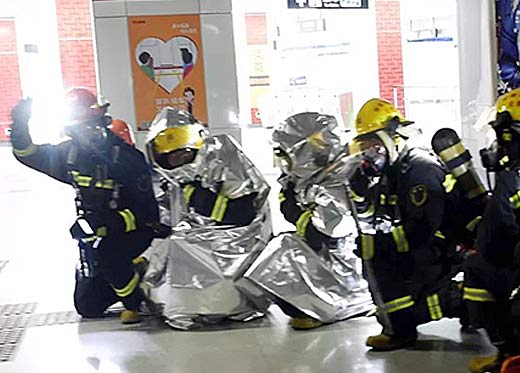 降溫背心以及（jí）耐高溫隔熱鬥篷亮（liàng）相合肥（féi）消防（fáng）地鐵滅火（huǒ）救援演練