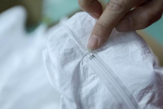 防護服緊缺（quē）？這家僅用了5天時間轉產防護服，日產量已達9000件