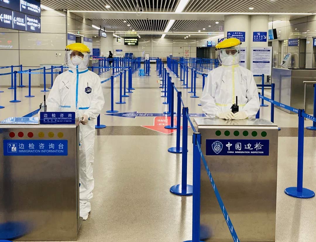 身穿香蕉视频免费下载防護服的&ldquo;守滬者&rdquo; 24小時奮戰在浦東國際機場口岸防疫一線