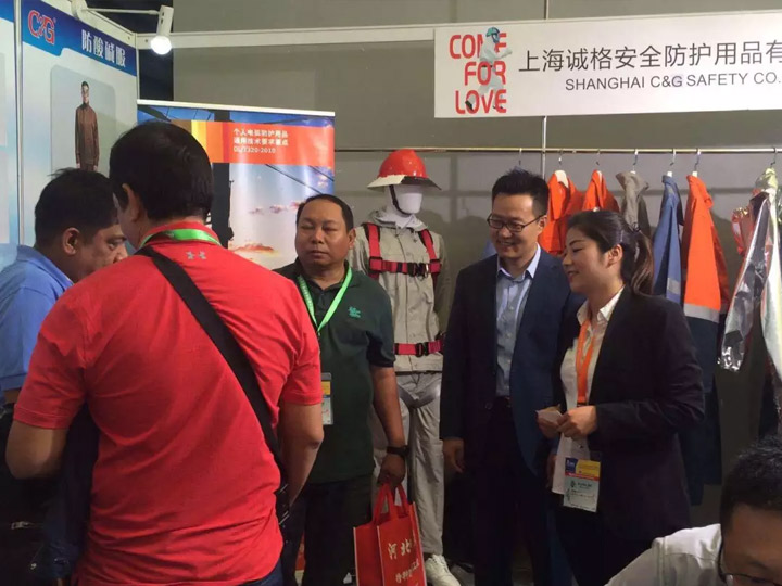 展區一角,相談甚歡,有(yǒu)種相見恨晚的感覺!